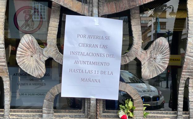 Galería. Cartel que indica la imposibilidad de acceder al edificio.