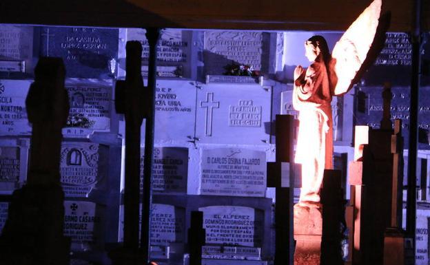 Imagen nocturna del cementerio de León, con la iluminación preparada para la visita.