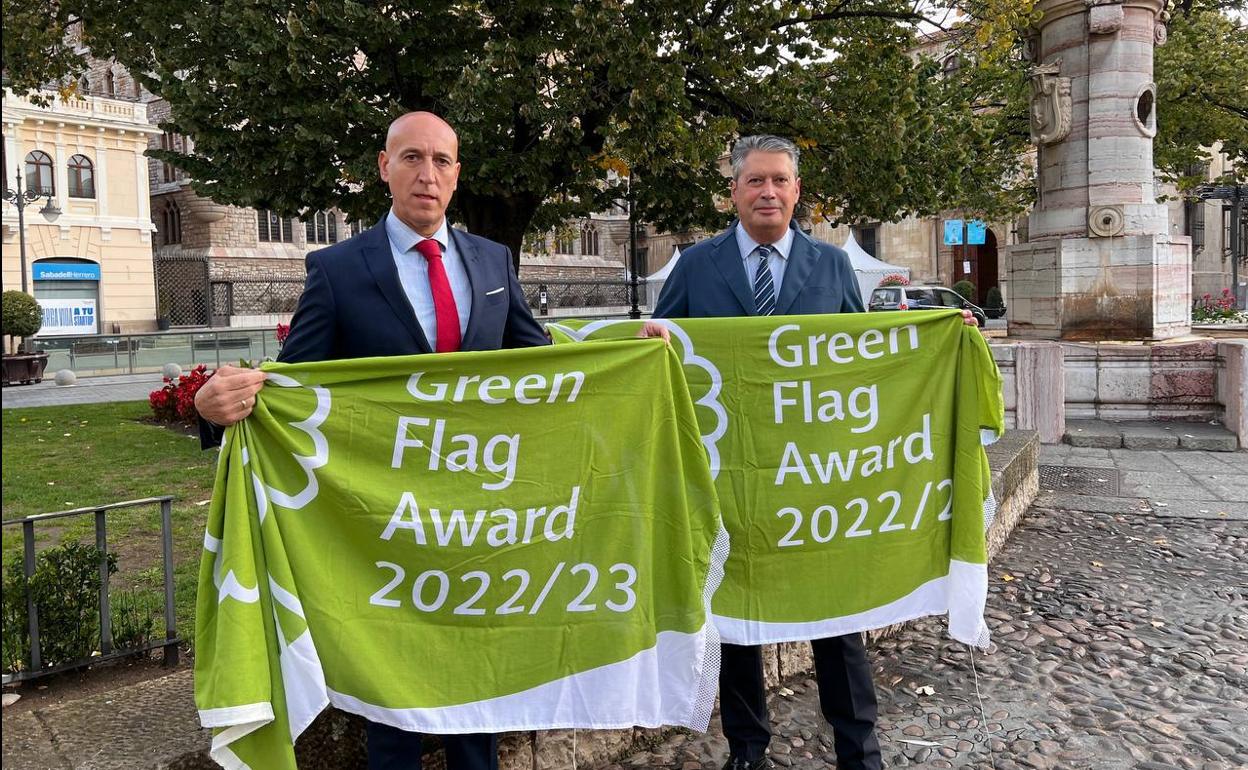 El alcalde y el concejal de Medio Ambiente con la bandera acreditativa.