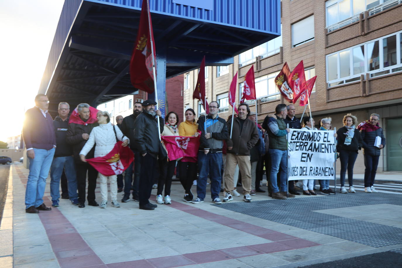 Medio centenar de personas participan en la movilización del partido leonesita que demanda que el tren vaya «bajo tierra» y las personas «sobre ella»