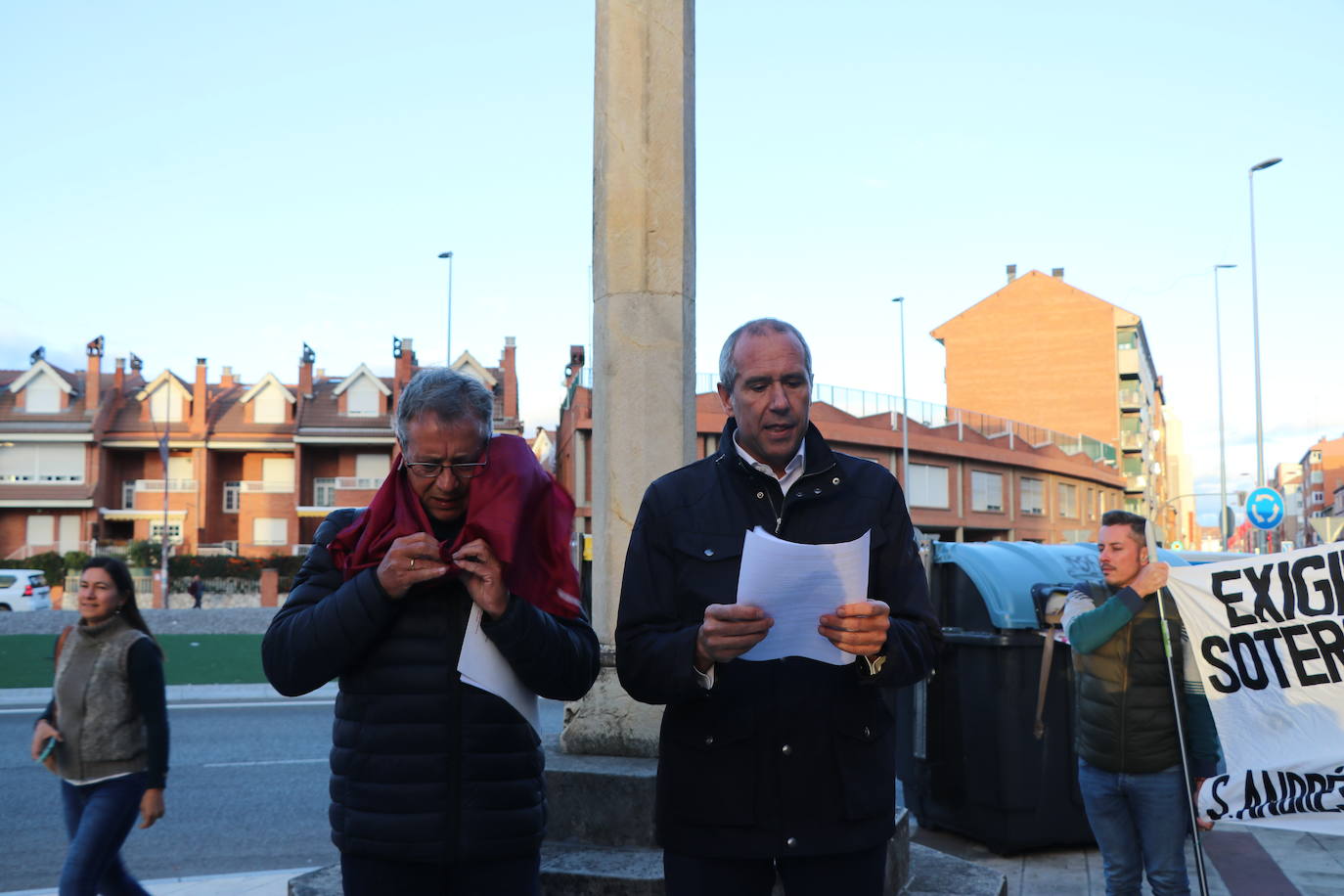 Medio centenar de personas participan en la movilización del partido leonesita que demanda que el tren vaya «bajo tierra» y las personas «sobre ella»