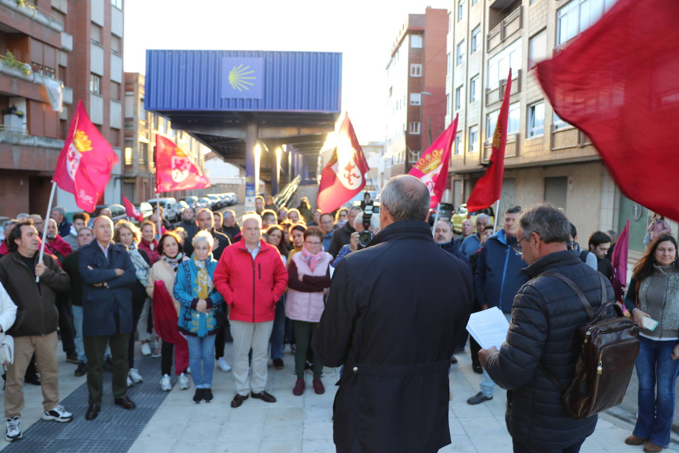 Medio centenar de personas participan en la movilización del partido leonesita que demanda que el tren vaya «bajo tierra» y las personas «sobre ella»