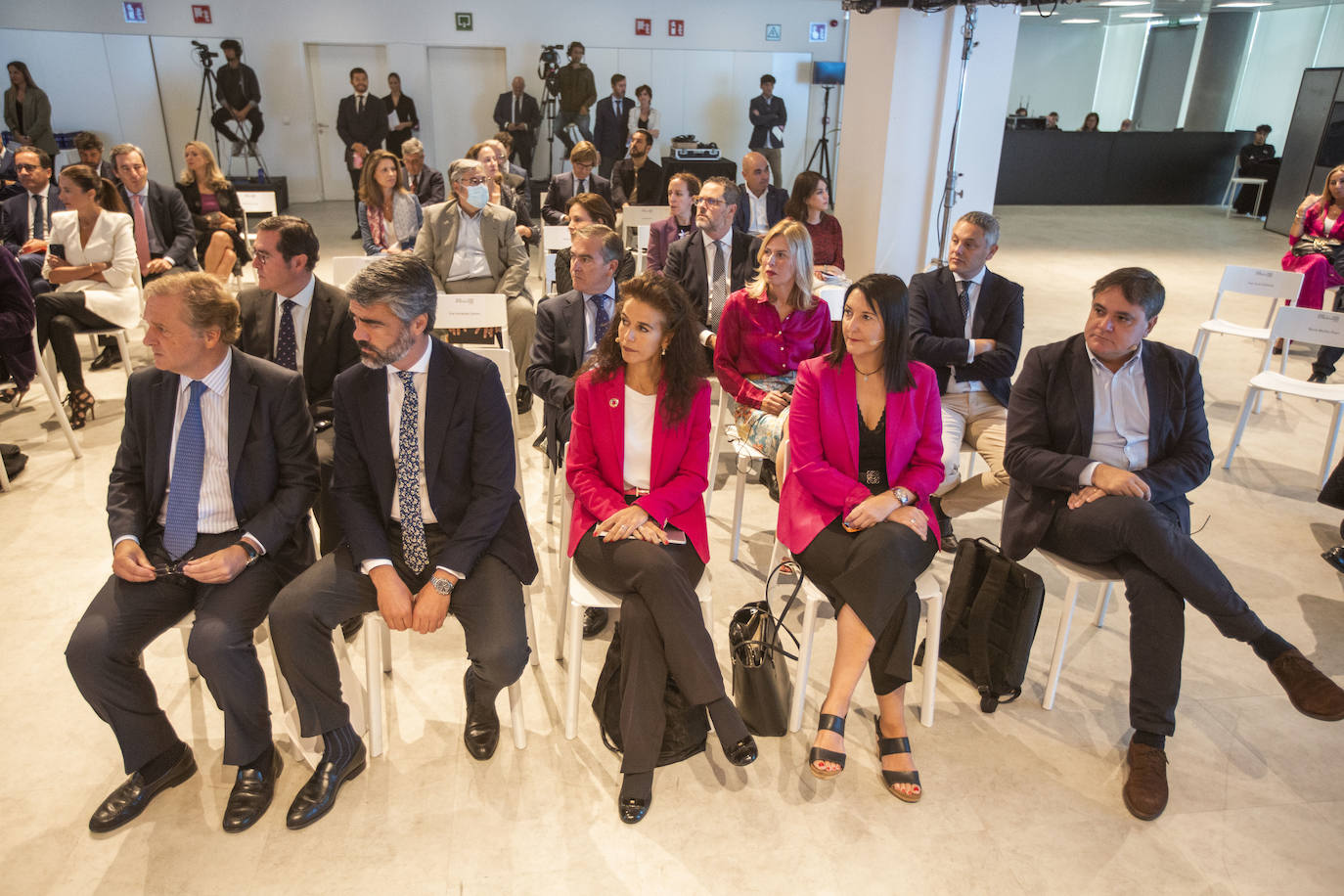 De izquierda a derecha, el presidente de Vocento, Ignacio Ybarra; el consejero delegado de Vocento, Luis Enríquez; Carmen de Pablo, de Cepsa; Elena Gil, de Telefónica Tech; y Javier Malpesa, de Novartis. 