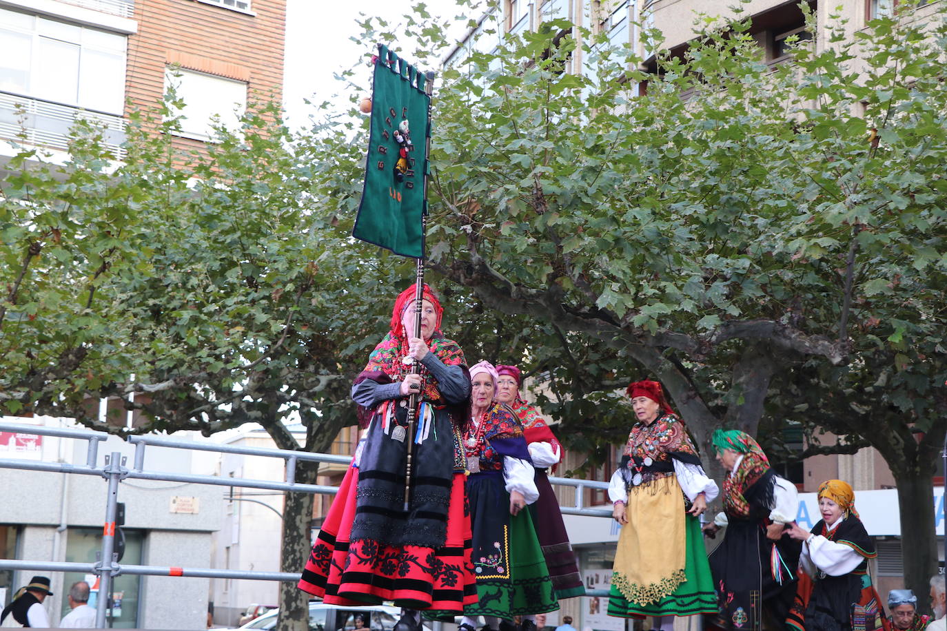 Los grupos tradicionales 'Calecho' y 'Acedera' amenizando a los leoneses con sus bailes tradicionales por San Froilán. 