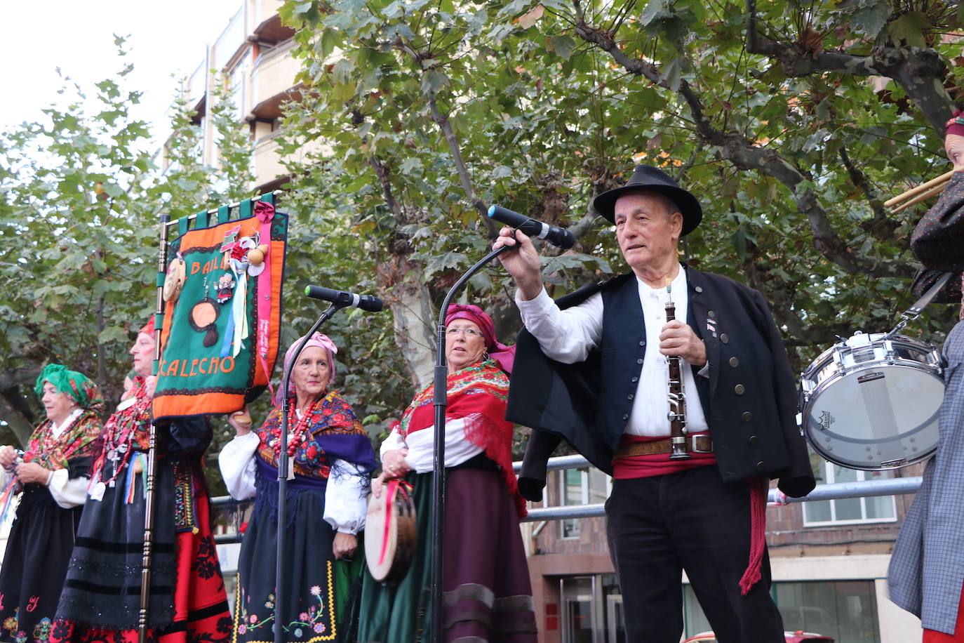 Los grupos tradicionales 'Calecho' y 'Acedera' amenizando a los leoneses con sus bailes tradicionales por San Froilán. 