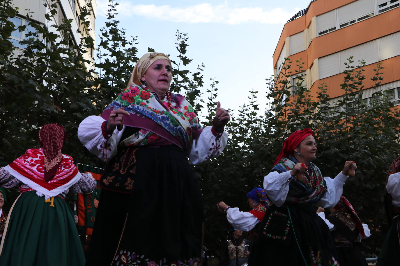 Los grupos tradicionales 'Calecho' y 'Acedera' amenizando a los leoneses con sus bailes tradicionales por San Froilán. 