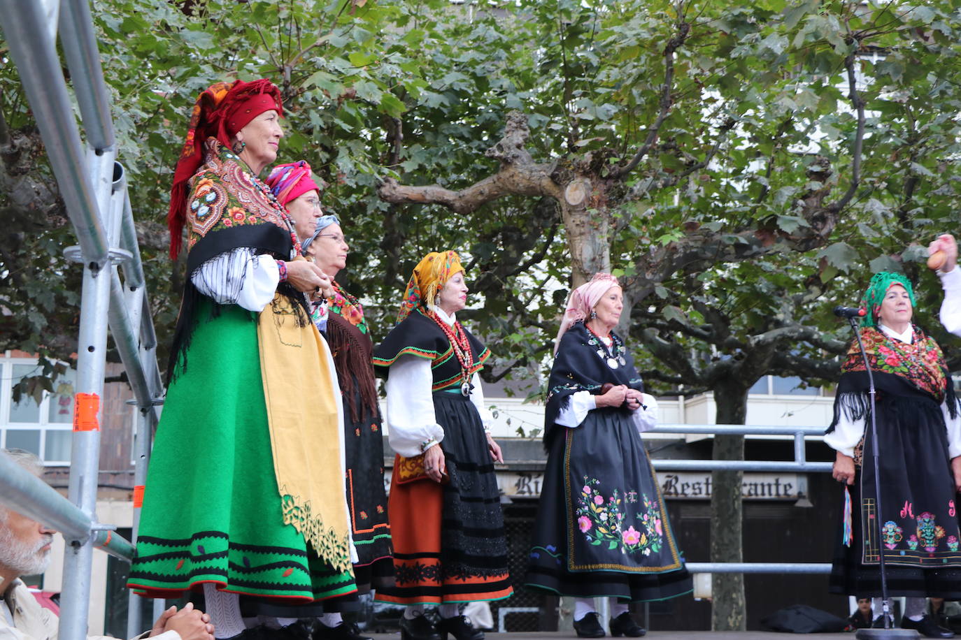 Los grupos tradicionales 'Calecho' y 'Acedera' amenizando a los leoneses con sus bailes tradicionales por San Froilán. 