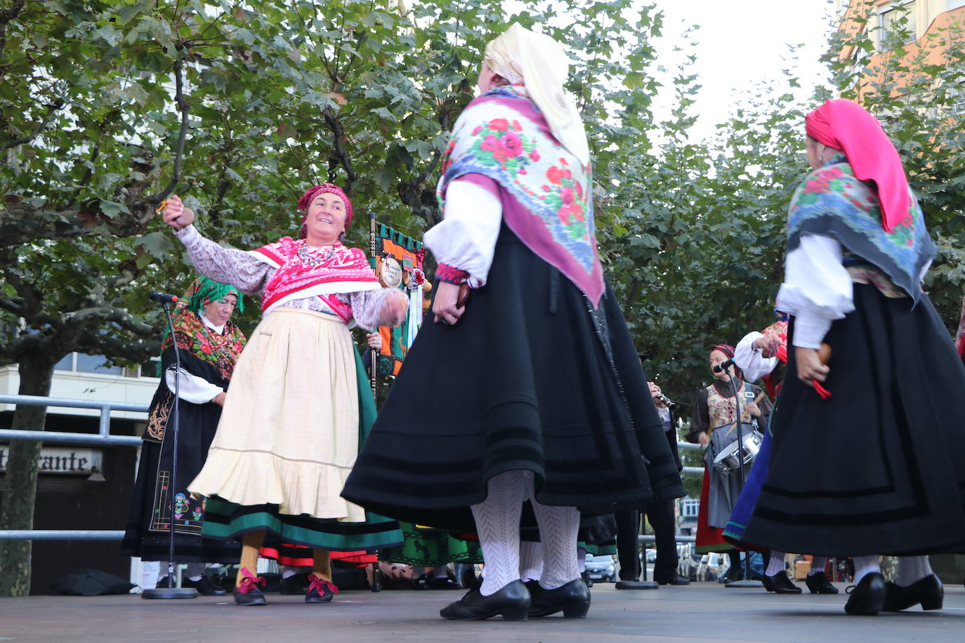 Los grupos tradicionales 'Calecho' y 'Acedera' amenizando a los leoneses con sus bailes tradicionales por San Froilán. 