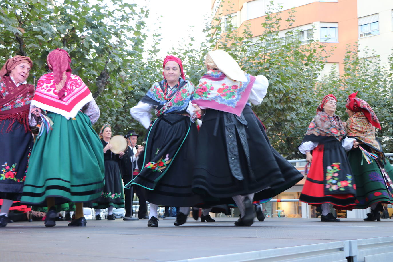 Los grupos tradicionales 'Calecho' y 'Acedera' amenizando a los leoneses con sus bailes tradicionales por San Froilán. 