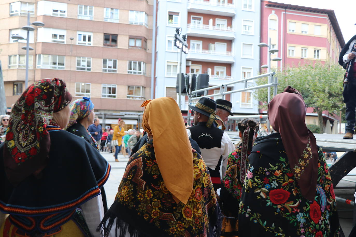 Los grupos tradicionales 'Calecho' y 'Acedera' amenizando a los leoneses con sus bailes tradicionales por San Froilán. 