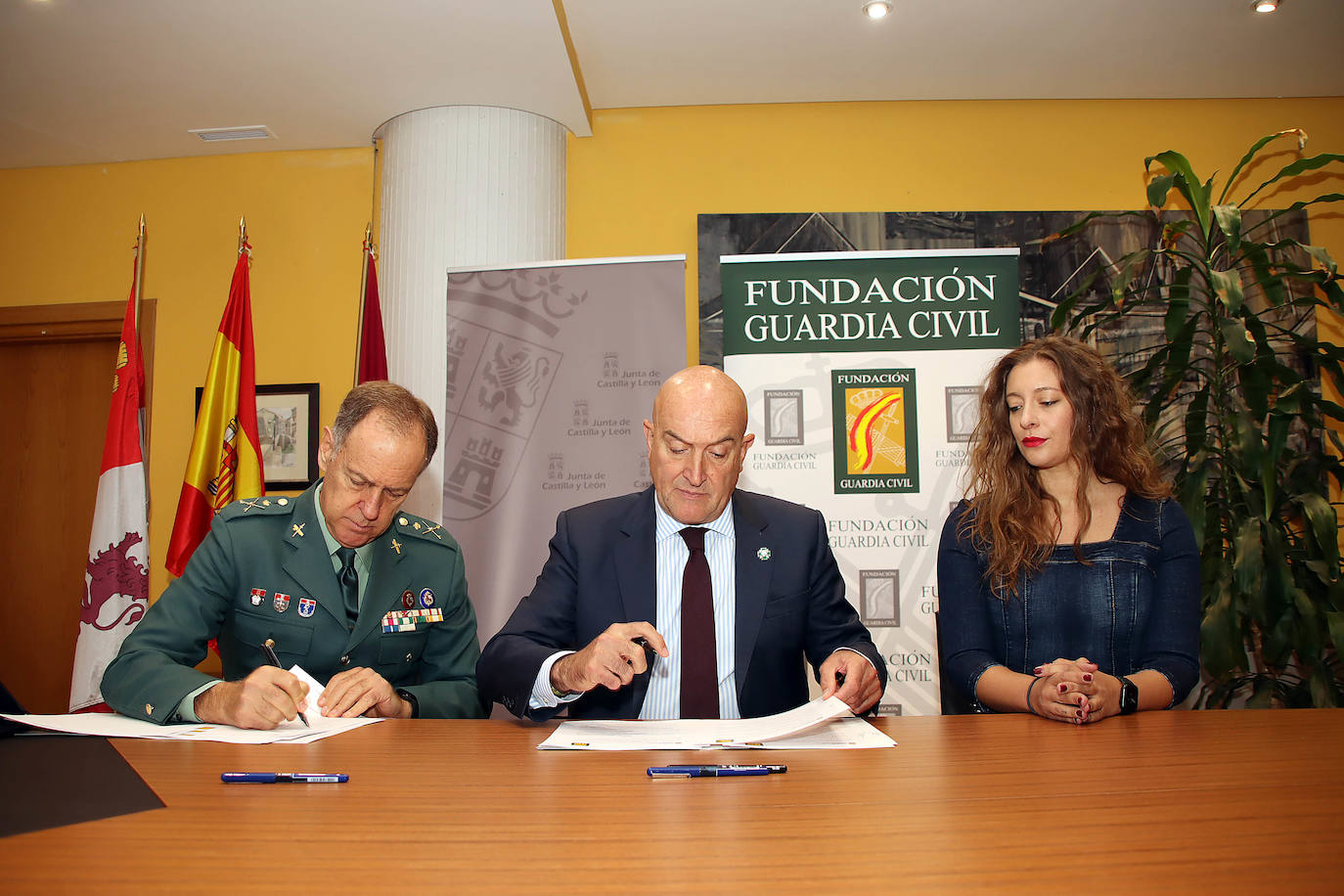 El consejero de la Presidencia, Jesús Julio Carnero, firma un acuerdo de colaboración con la Guardia Civil de León.