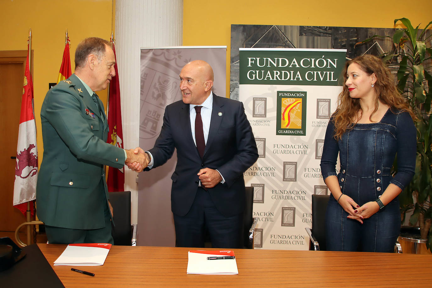 El consejero de la Presidencia, Jesús Julio Carnero, firma un acuerdo de colaboración con la Guardia Civil de León.