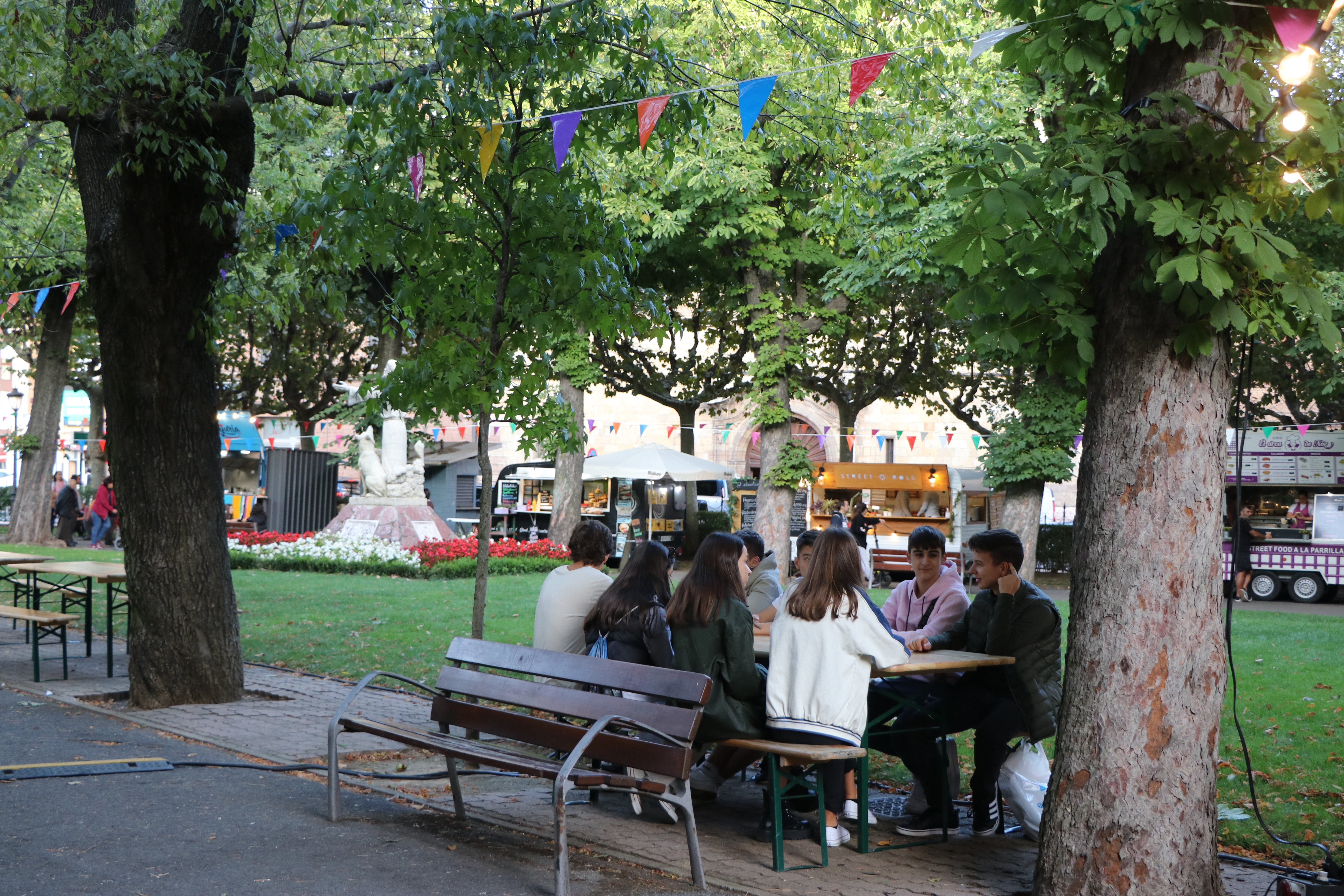 El 'Come y Calle' abre sus puertas en el Parque de San Francisco. 