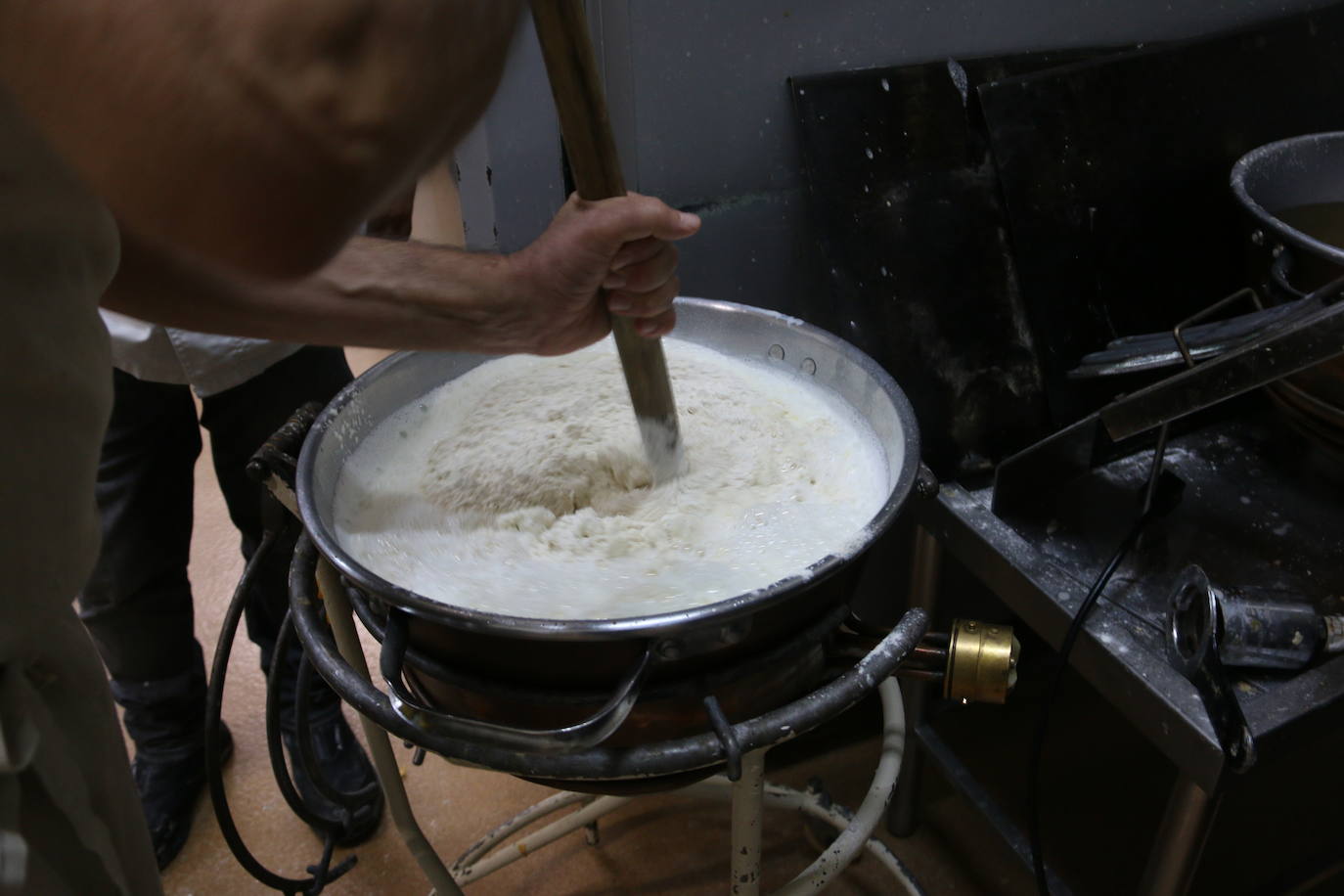 El proceso de elaboración de las típicas rosquillas de San Froilán. 