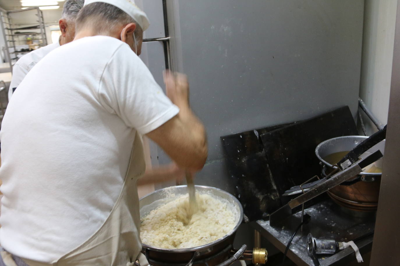 El proceso de elaboración de las típicas rosquillas de San Froilán. 