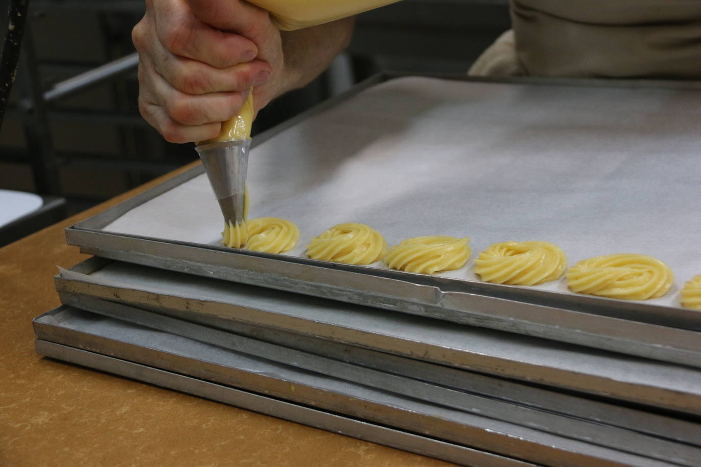 El proceso de elaboración de las típicas rosquillas de San Froilán. 