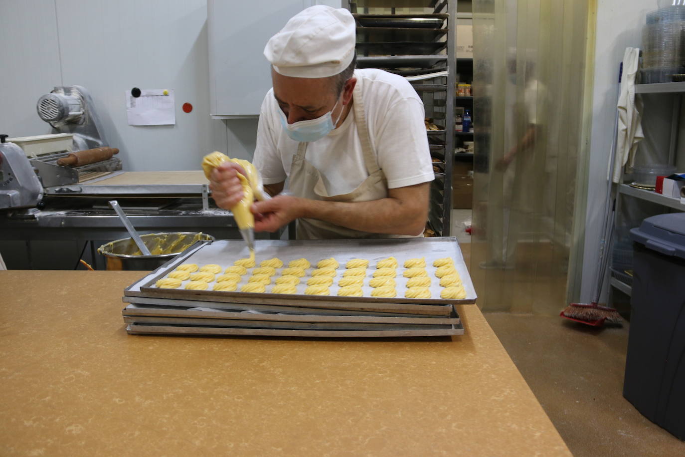 El proceso de elaboración de las típicas rosquillas de San Froilán. 