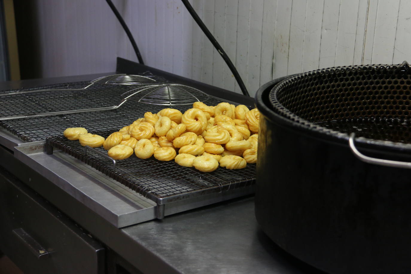 El proceso de elaboración de las típicas rosquillas de San Froilán. 