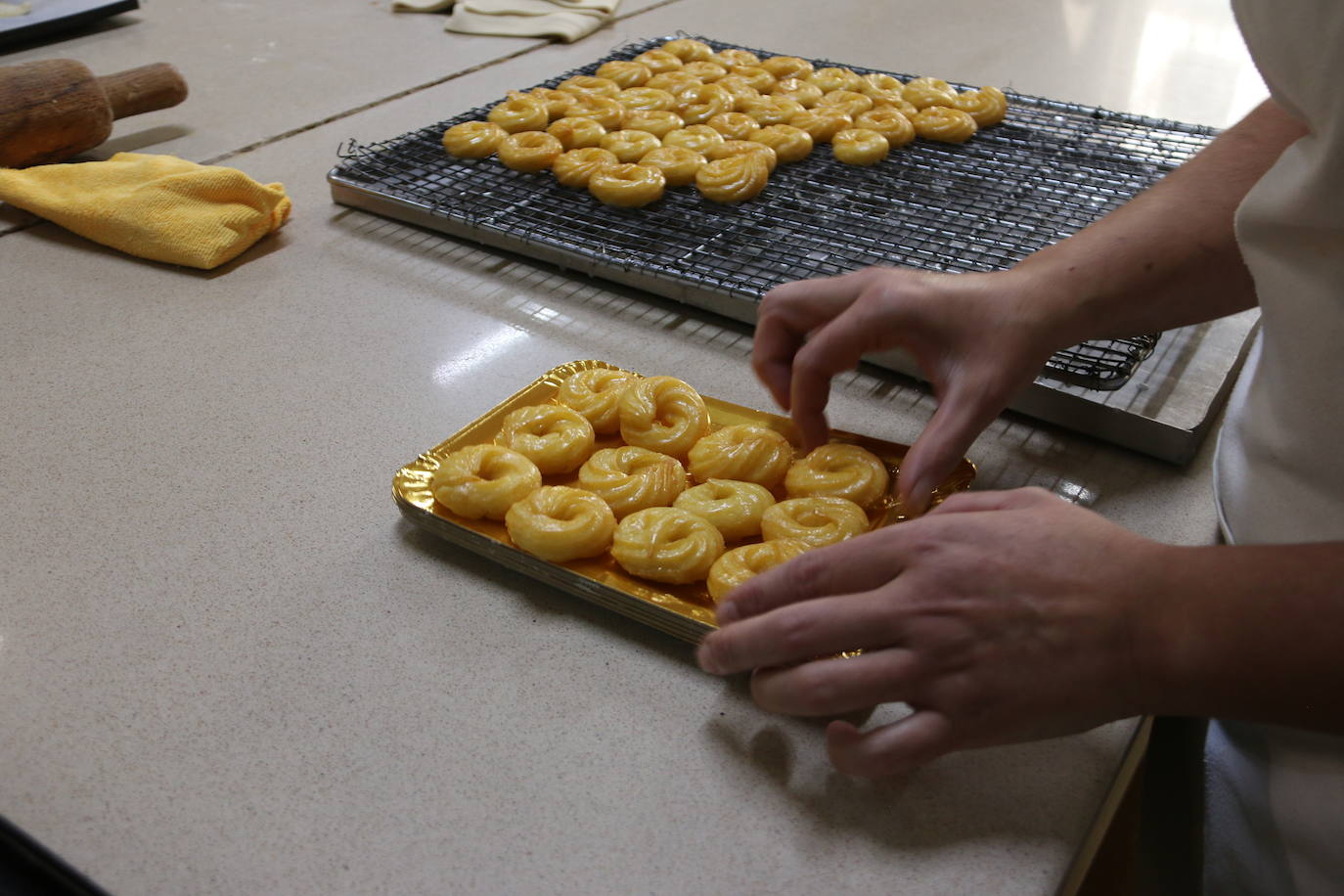 El proceso de elaboración de las típicas rosquillas de San Froilán. 