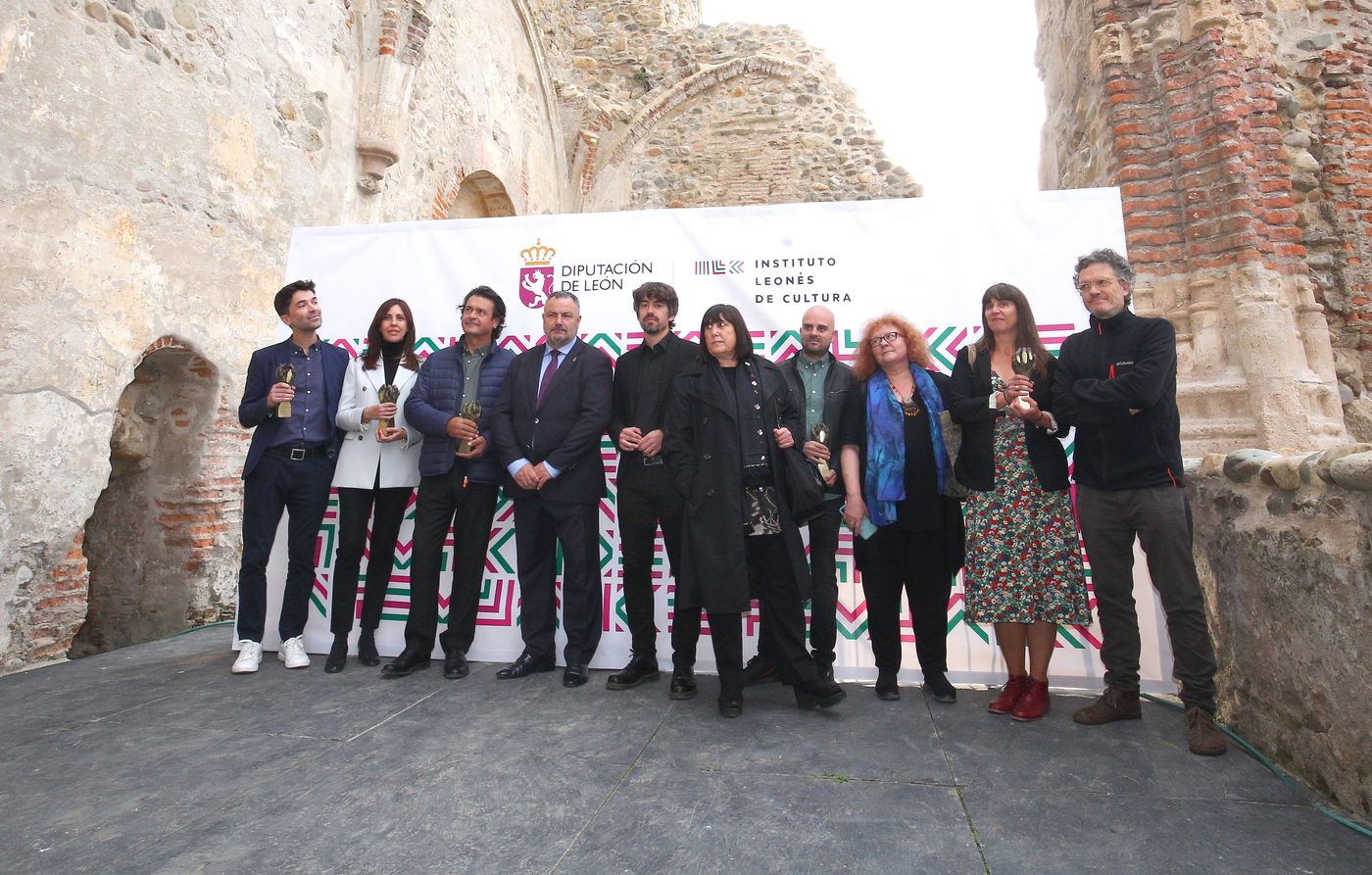 La cultura leonesa llegó, vio y venció en el Monasterio de Carracedo. Con la emoción de las primeras veces y la ilusión por la puesta de largo de unos premios que nacen este 2022 con el objetivo de perdurar en el tiempo, la primera edición de los Premios Concejo de la Cultura Leonesa no dejó indiferente a nadie. Un escenario, el del monasterio de Carracedo, y cinco premios símbolo del concejo y de ese trabajo común entre las artes conformaron la puesta en escena de la gala organizada por el Instituto Leonés de Cultura que citó a los mayores exponentes de la cultura leonesa.