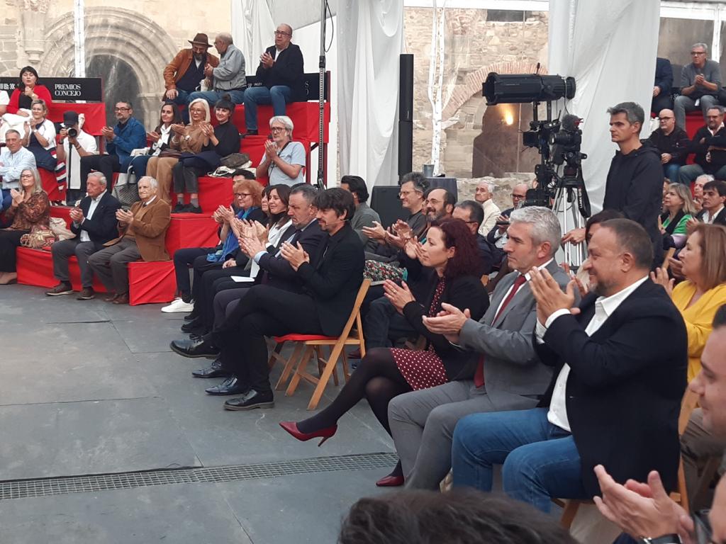 La cultura leonesa llegó, vio y venció en el Monasterio de Carracedo. Con la emoción de las primeras veces y la ilusión por la puesta de largo de unos premios que nacen este 2022 con el objetivo de perdurar en el tiempo, la primera edición de los Premios Concejo de la Cultura Leonesa no dejó indiferente a nadie. Un escenario, el del monasterio de Carracedo, y cinco premios símbolo del concejo y de ese trabajo común entre las artes conformaron la puesta en escena de la gala organizada por el Instituto Leonés de Cultura que citó a los mayores exponentes de la cultura leonesa.