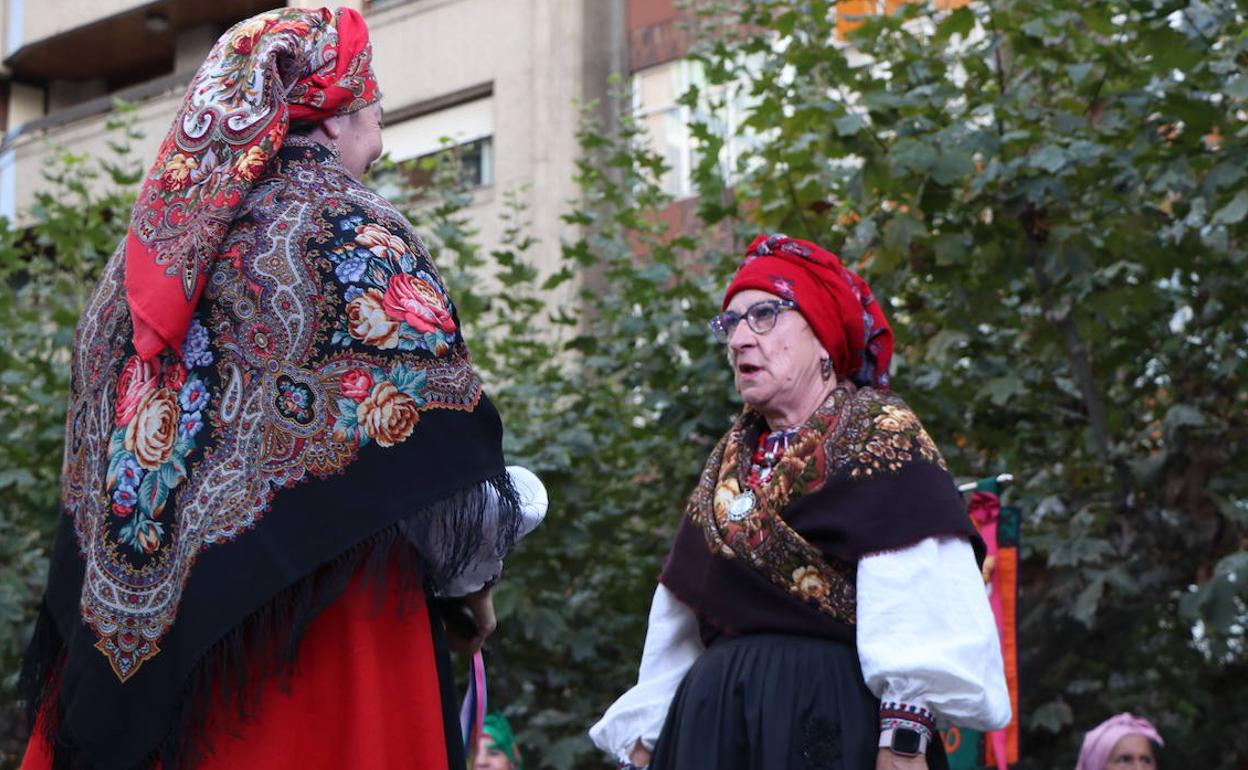 Los grupos 'Calecho' y 'Acedera' han deleitado a decenas de leoneses con sus bailes tradicionales.