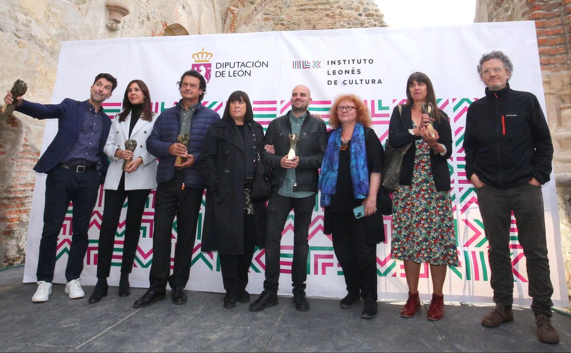 La primera edición de los premios Concejo de la Cultura Leonesa se han celebrado este viernes en el Monasterio de Carracedo. En la imagen, los premiados posan junto a sus reconocimientos. 