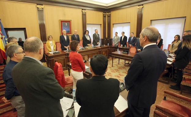 Pleno ordinario del mes de septiembre del Ayuntamiento de León, este viernes. En la imagen, durante el minuto de silencio por las víctimas de violencia de género.