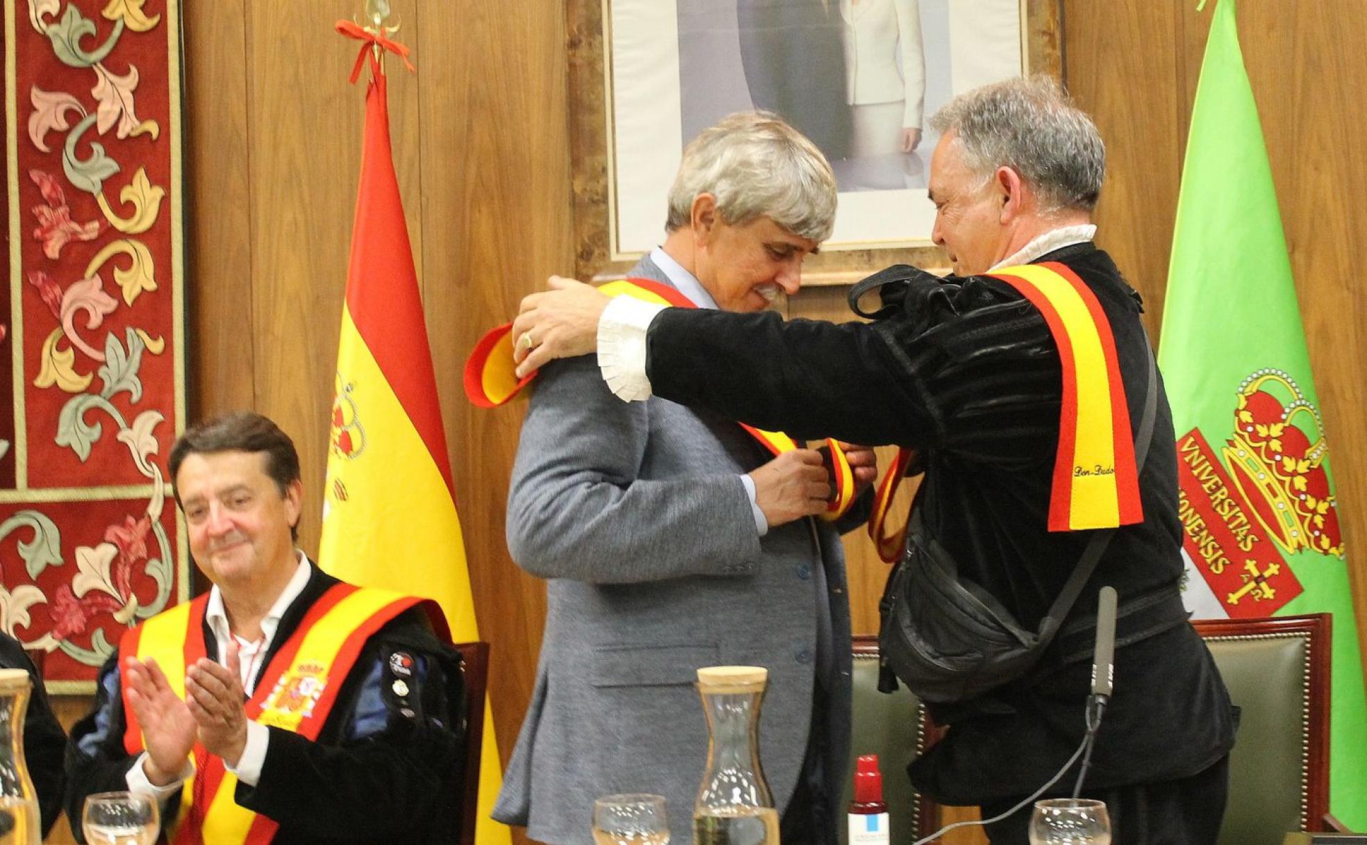 Los tunos rinden homenaje y reconocimiento al rector de la Universidad de León, García Marín. 