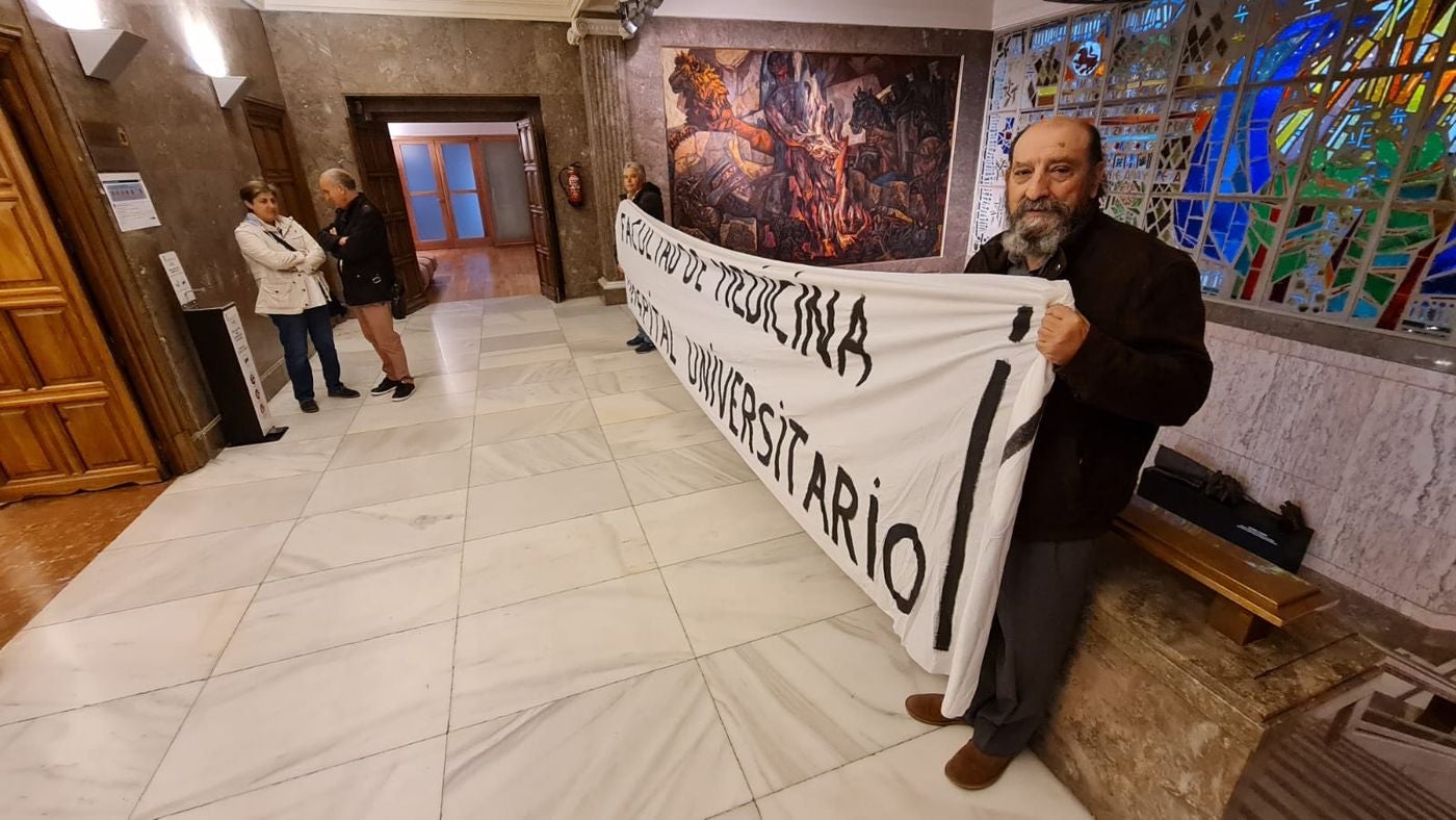 Los leonesistas Félix Pérez Echevarría 'Cheva' y Paco León llevan a las puetas del pleno municipal una reivindicativa pancarta por la Facultad de Medicina para León. «Es un derecho de León y los leoneses y llevamos dos décadas exigiendo que se instale en León», aseguran.