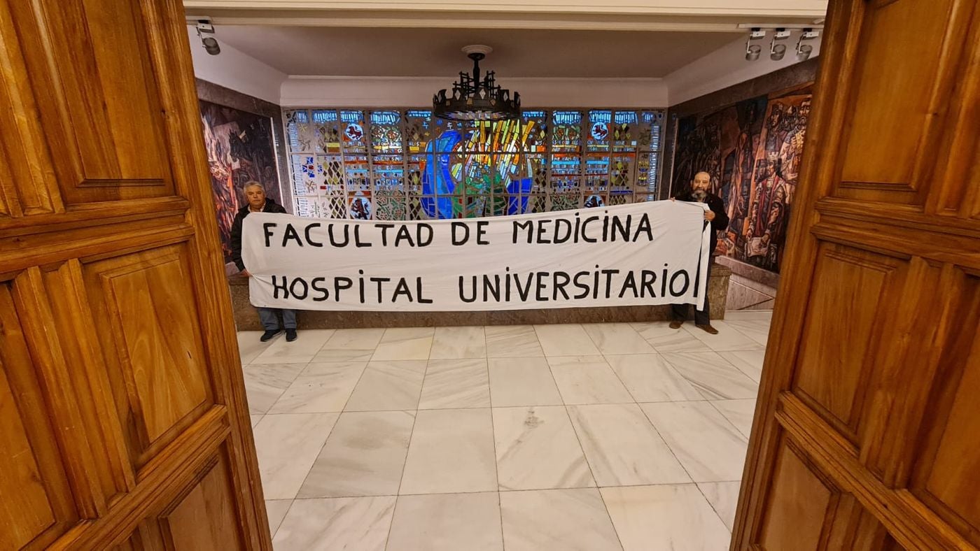 Los leonesistas Félix Pérez Echevarría 'Cheva' y Paco León llevan a las puetas del pleno municipal una reivindicativa pancarta por la Facultad de Medicina para León. «Es un derecho de León y los leoneses y llevamos dos décadas exigiendo que se instale en León», aseguran.