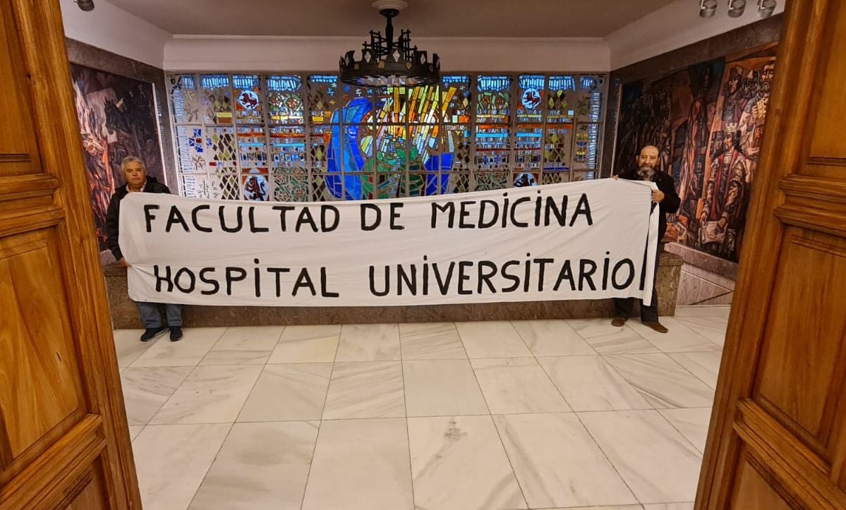 Los leonesistas Félix Pérez Echevarría 'Cheva' y Paco León llevan a las puetas del pleno municipal una reivindicativa pancarta por la Facultad de Medicina para León. «Es un derecho de León y los leoneses y llevamos dos décadas exigiendo que se instale en León», aseguran.