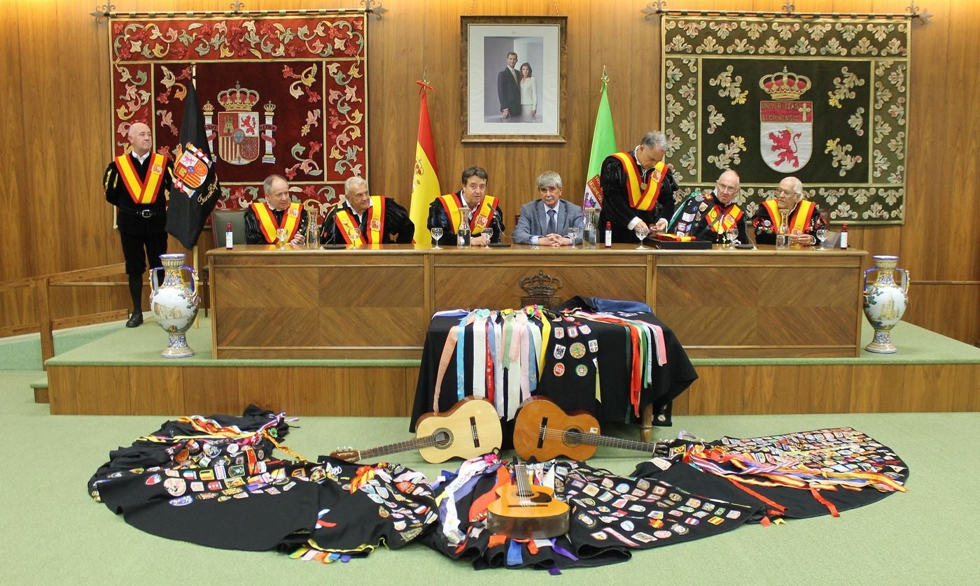 El Aula Magna de la Universidad de León (ULE) ha acogido esta tarde el acto de recepción y bienvenida que el rector Juan Francisco García Marín ha brindado a la asociación TunaEspaña, que celebra este fin de semana una de sus reuniones o 'juntamientos' en la ciudad de León.