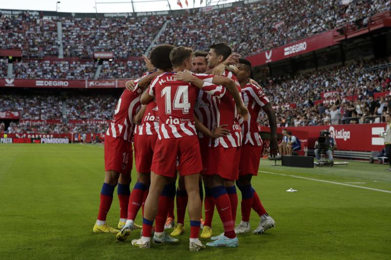 Los jugadores rojiblancos celebran un gol en el Pizjuán. 