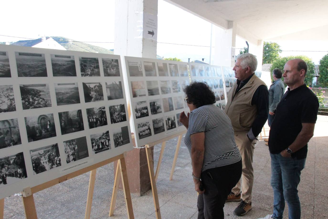 Bárcena del Bierzo repasa sus 60 años de historia de la mano del libro 'Un pueblo nuevo'.