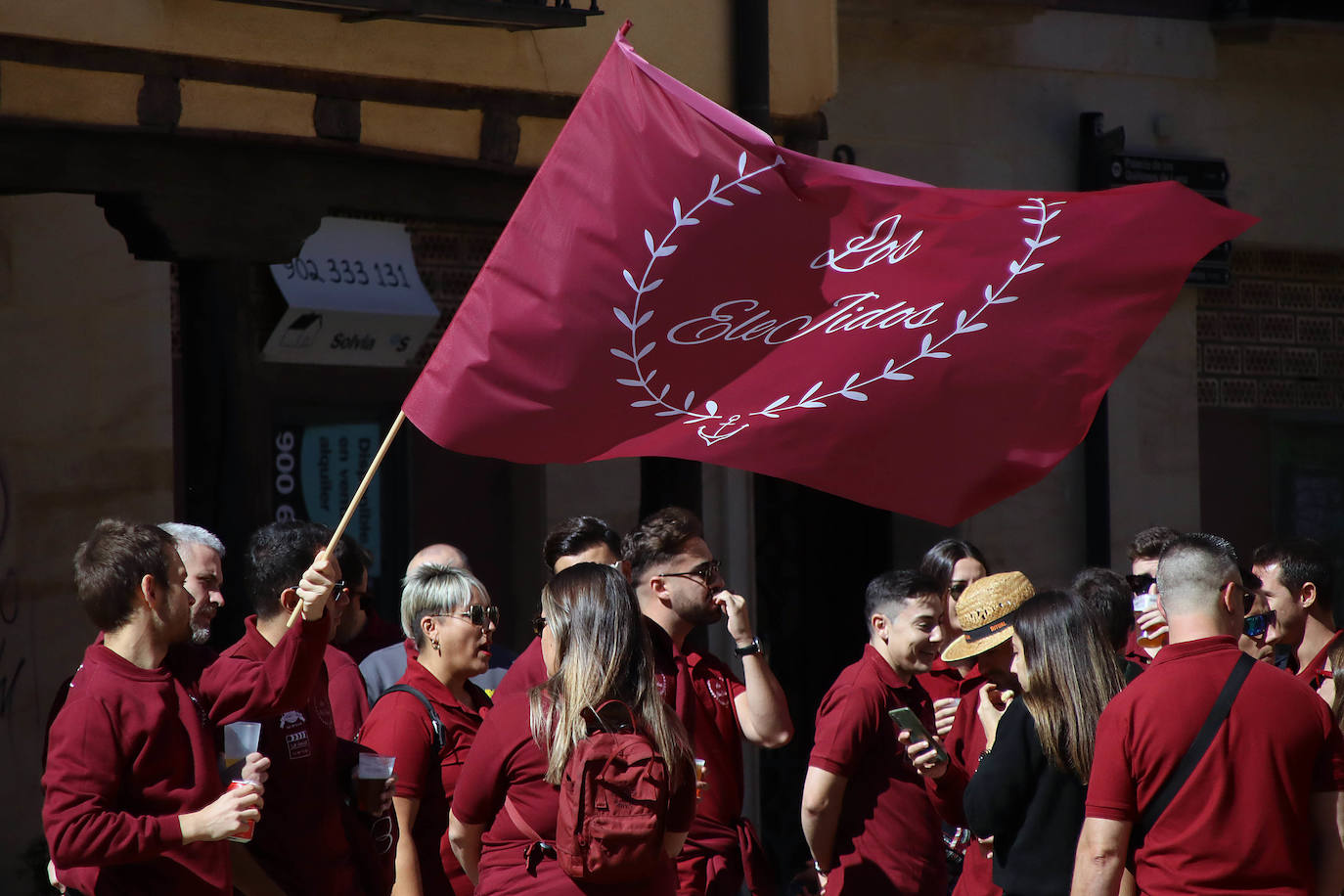 La Federación de Peñas Reino de León celebra una concentración seguida de un pasacalles por el casco antiguo de la ciudad.