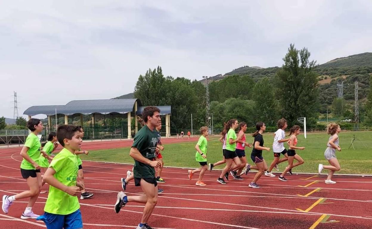 Jóvenes realizan carrera continua por las pistas de La Robla. 