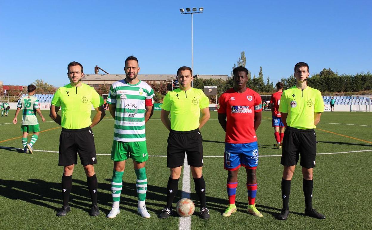 Los capitanes del CD Virgen del Camino y el Numancia 'B' durante el sorteo de campo. 