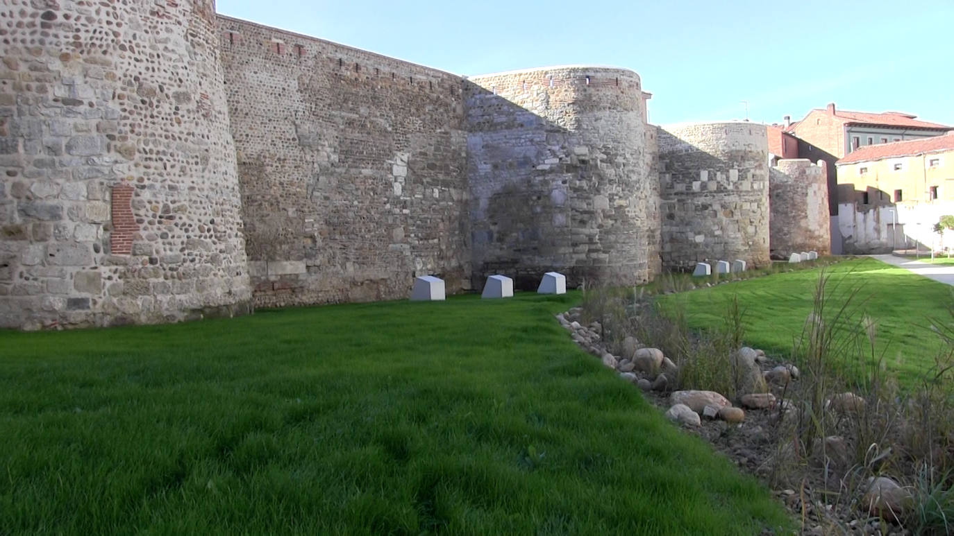 El retraso de las obras por la demora en la entrega de suministros relentizó una obra que ya ofrece a los leoneses más de 2.000 metros cuadrados peatonales |La nueva Era del Moro cuenta con una zona ajardinada, mobiliario urbano e iluminación artística de la muralla