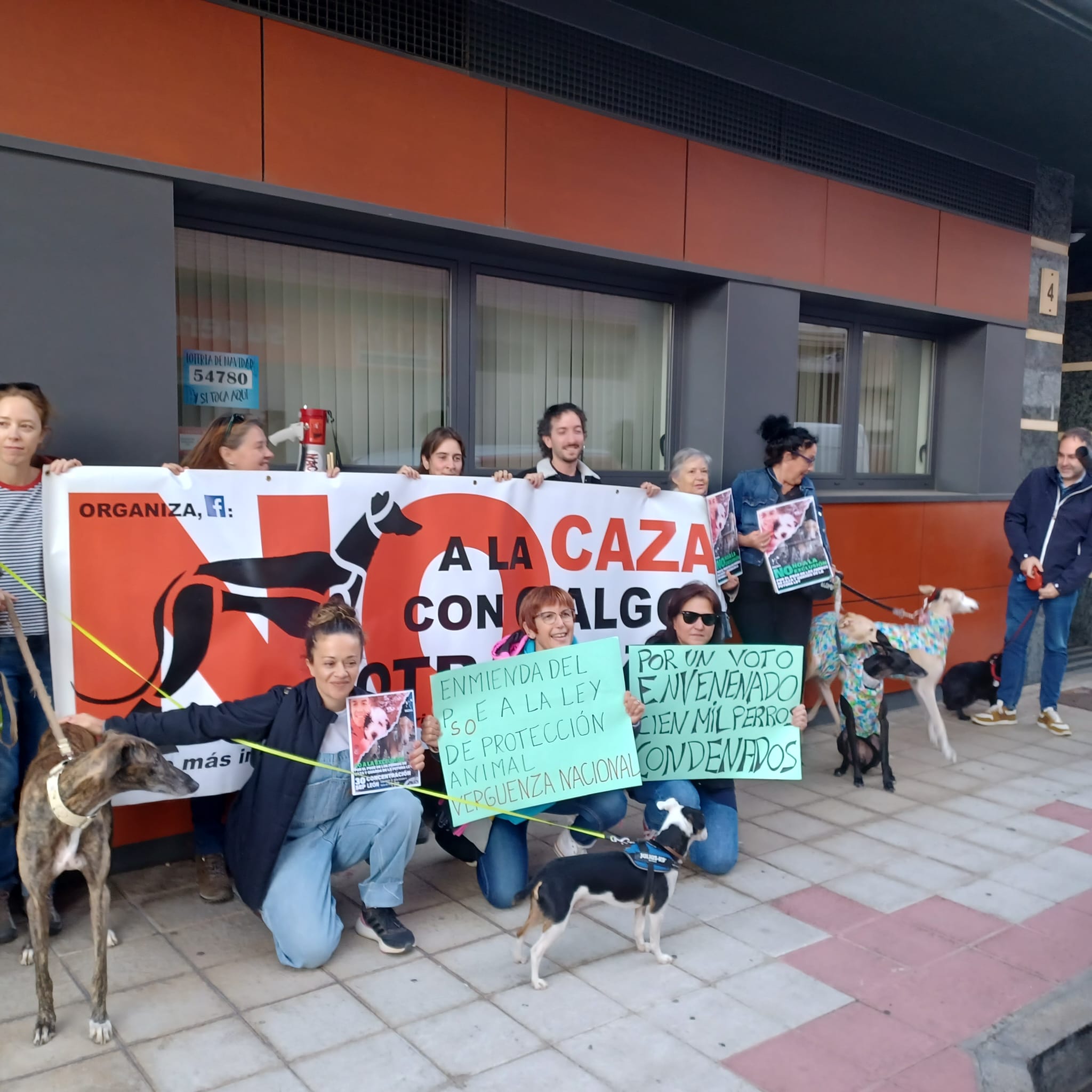 Pacma convoca una movilización en una docena de ciudades de España para exigir que la Ley de Bienestar Animal no excluya a los animales de caza de protección