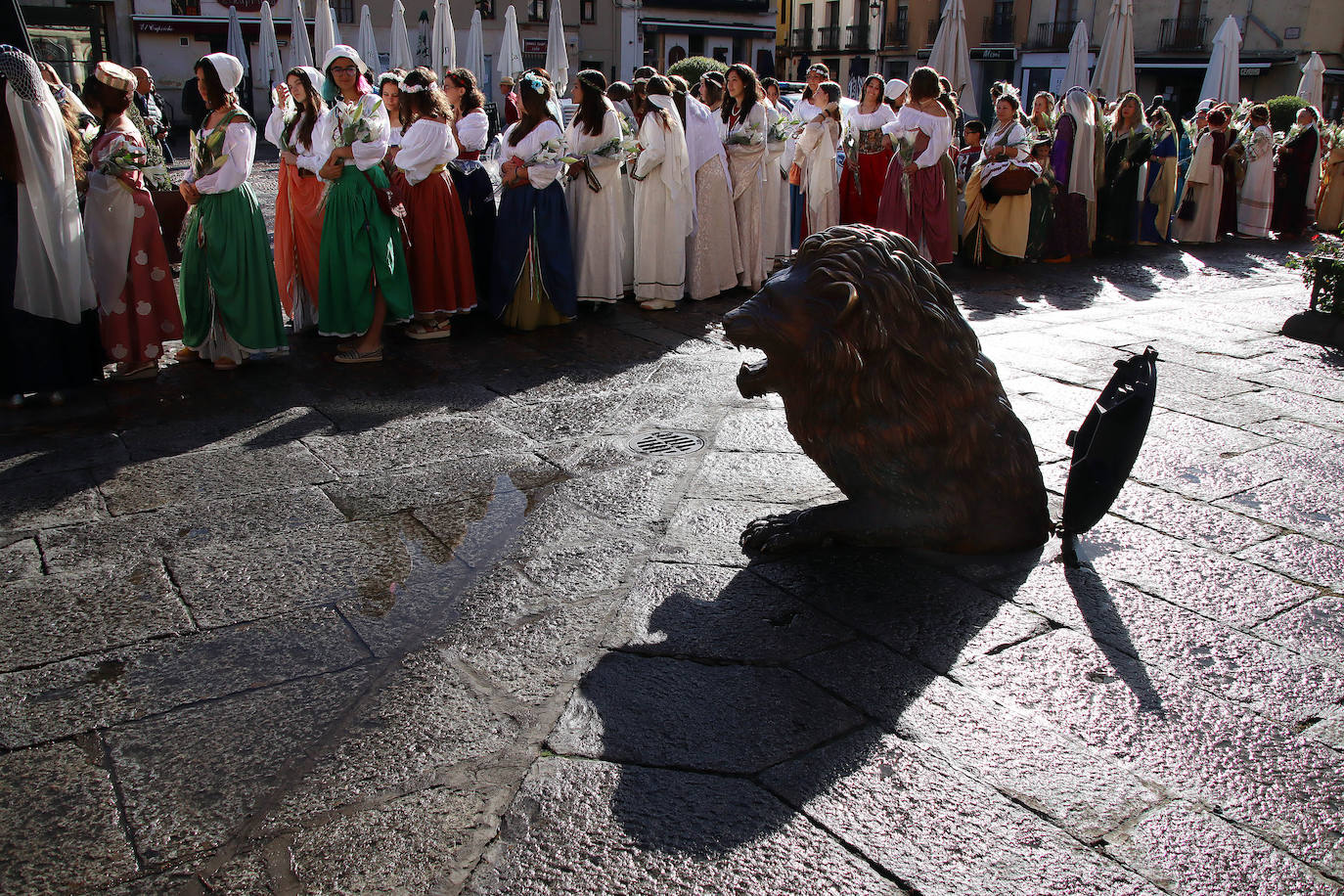 Los carros engalanados llegan a León a través de la mirada de Peio García .