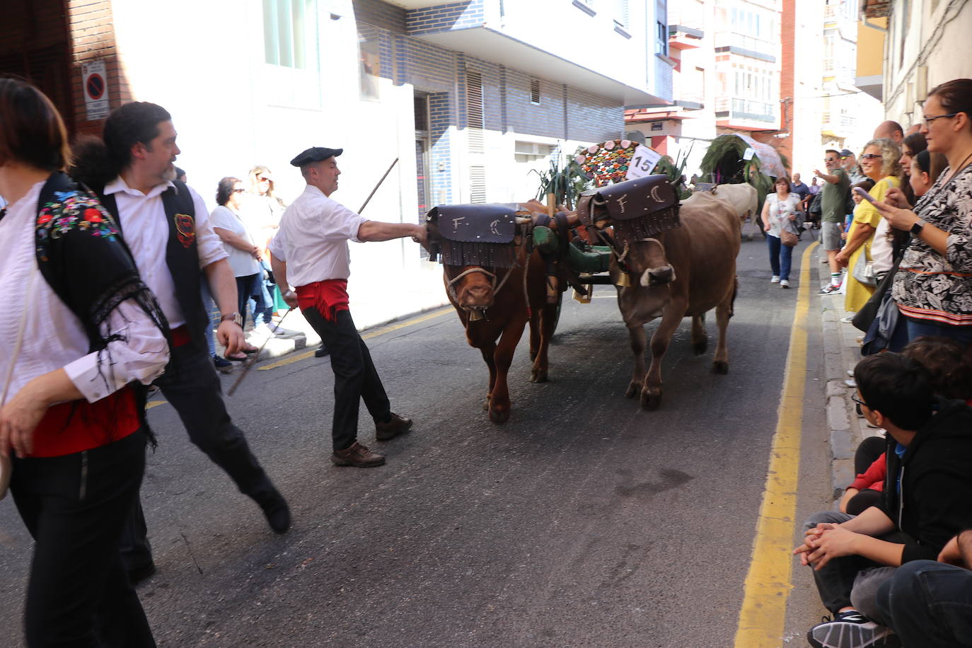 Los carros engalanados toman las calles de León.