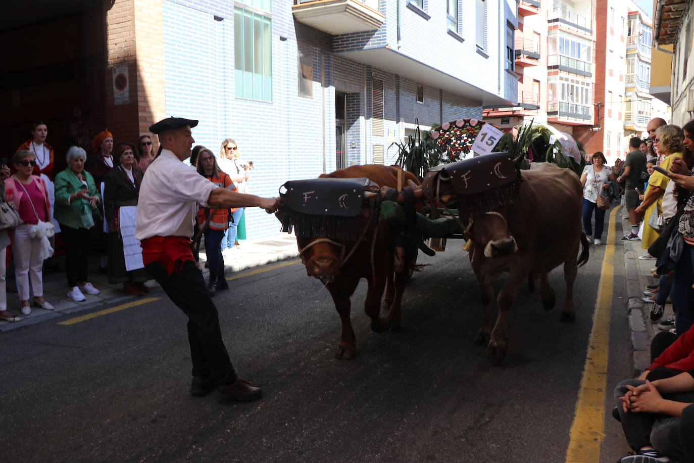 Los carros engalanados toman las calles de León.