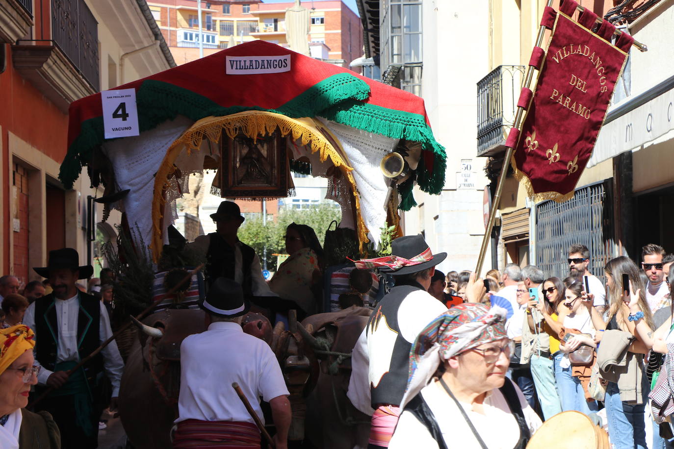 Los carros engalanados toman las calles de León.