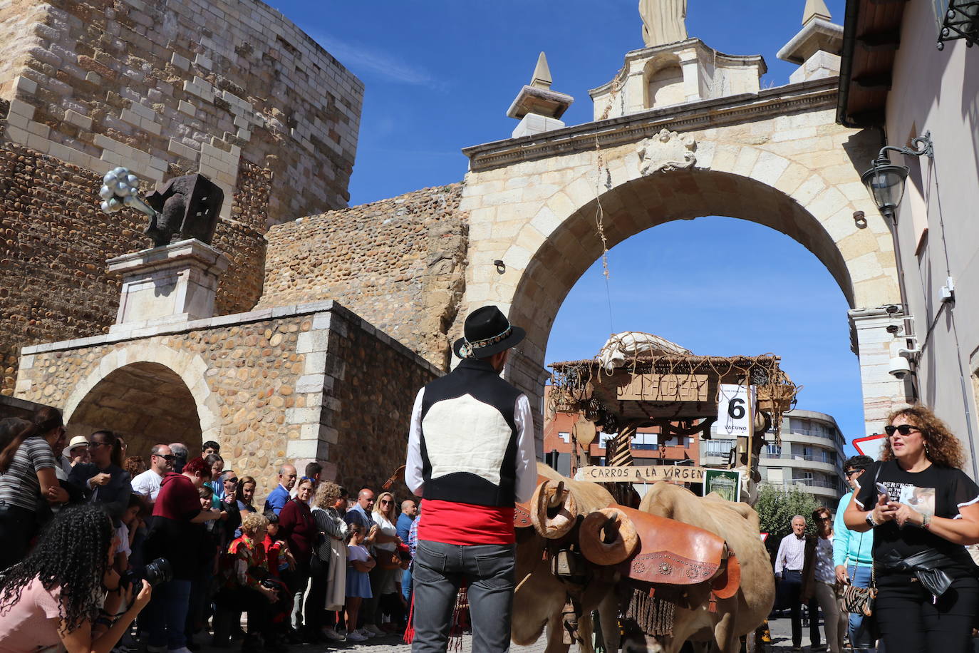 Los carros engalanados toman las calles de León.