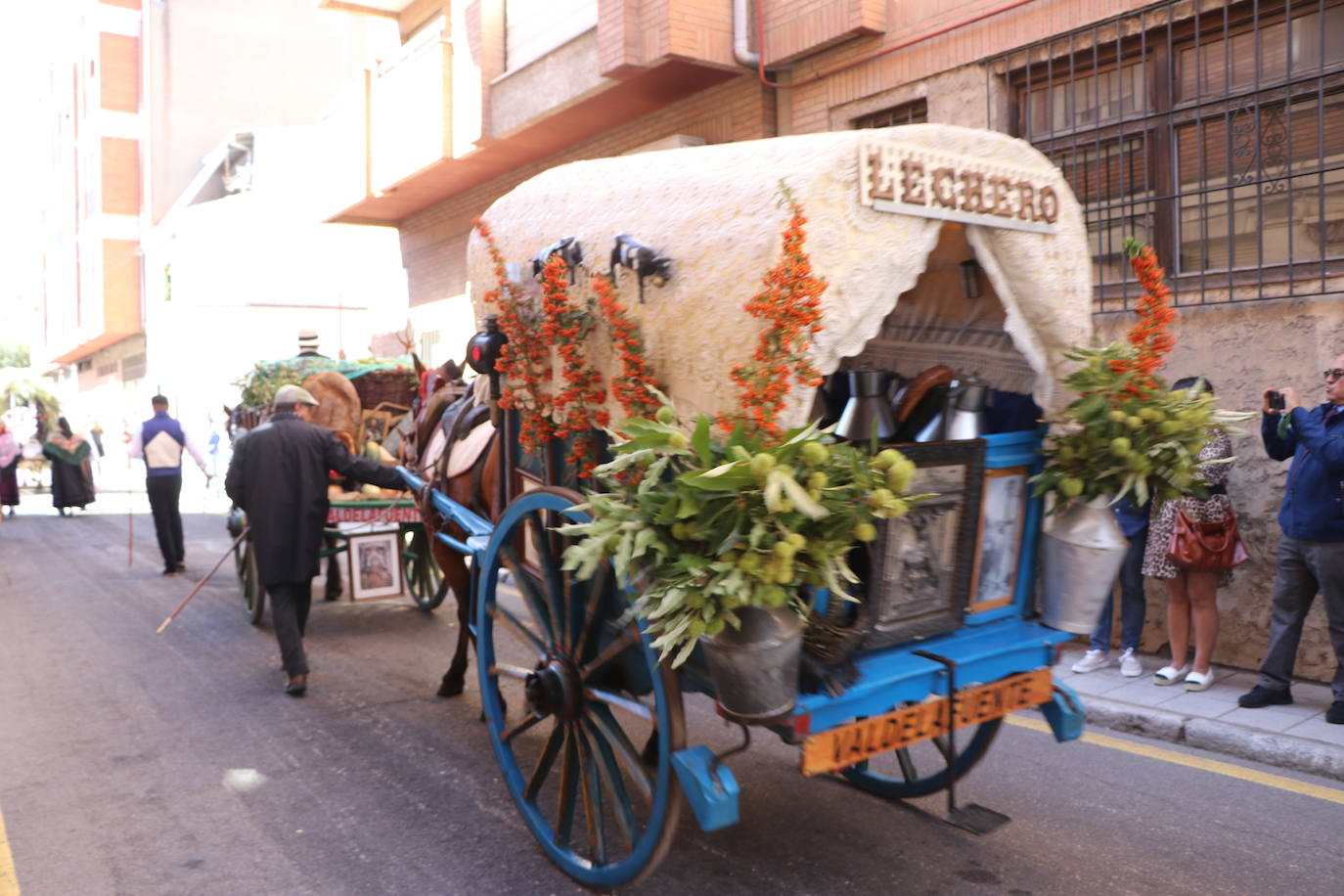 Los carros engalanados toman las calles de León.