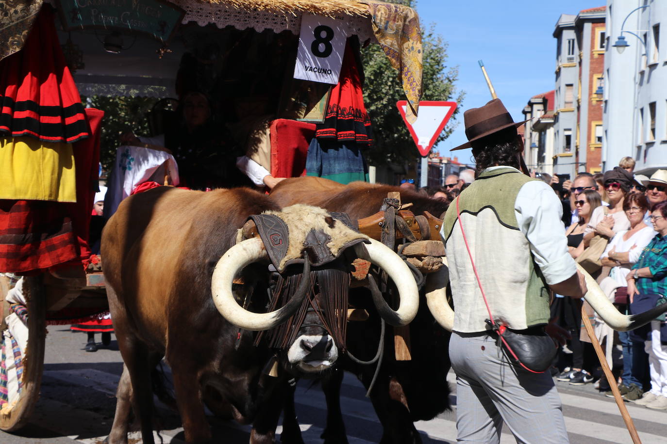 Los carros engalanados toman las calles de León.