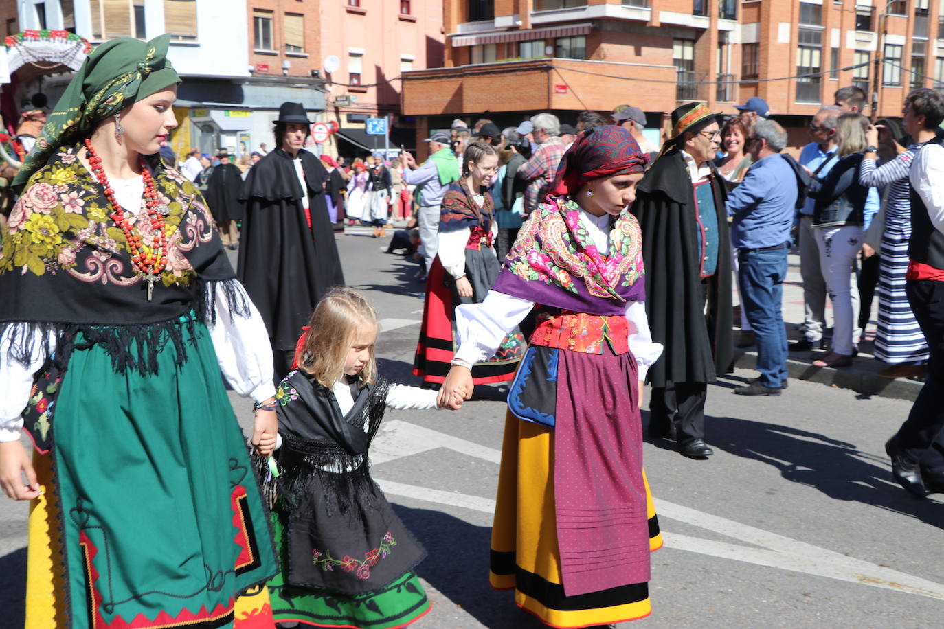 Los carros engalanados toman las calles de León.