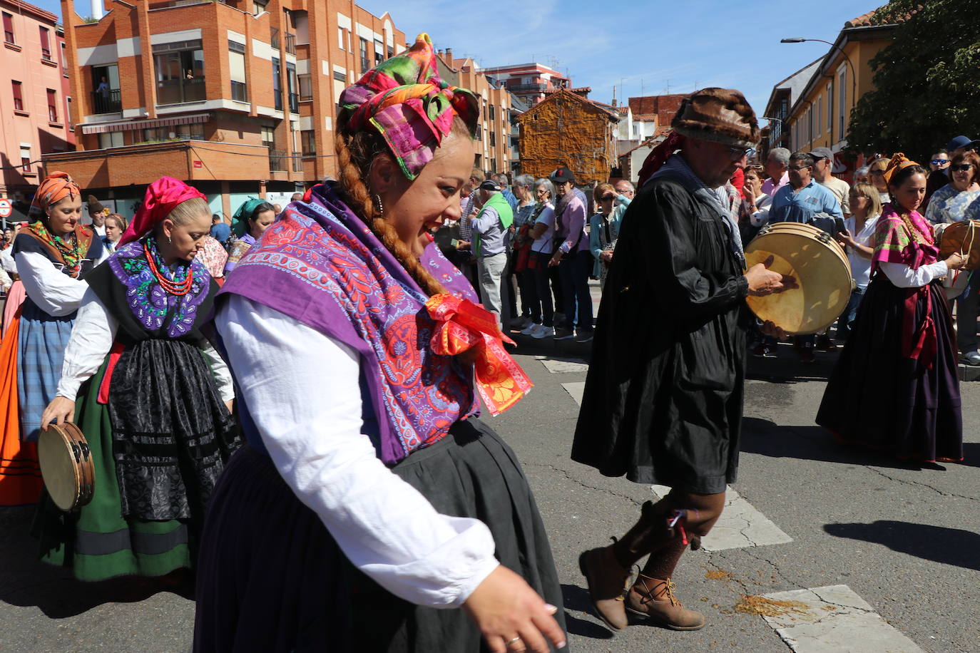 Los carros engalanados toman las calles de León.