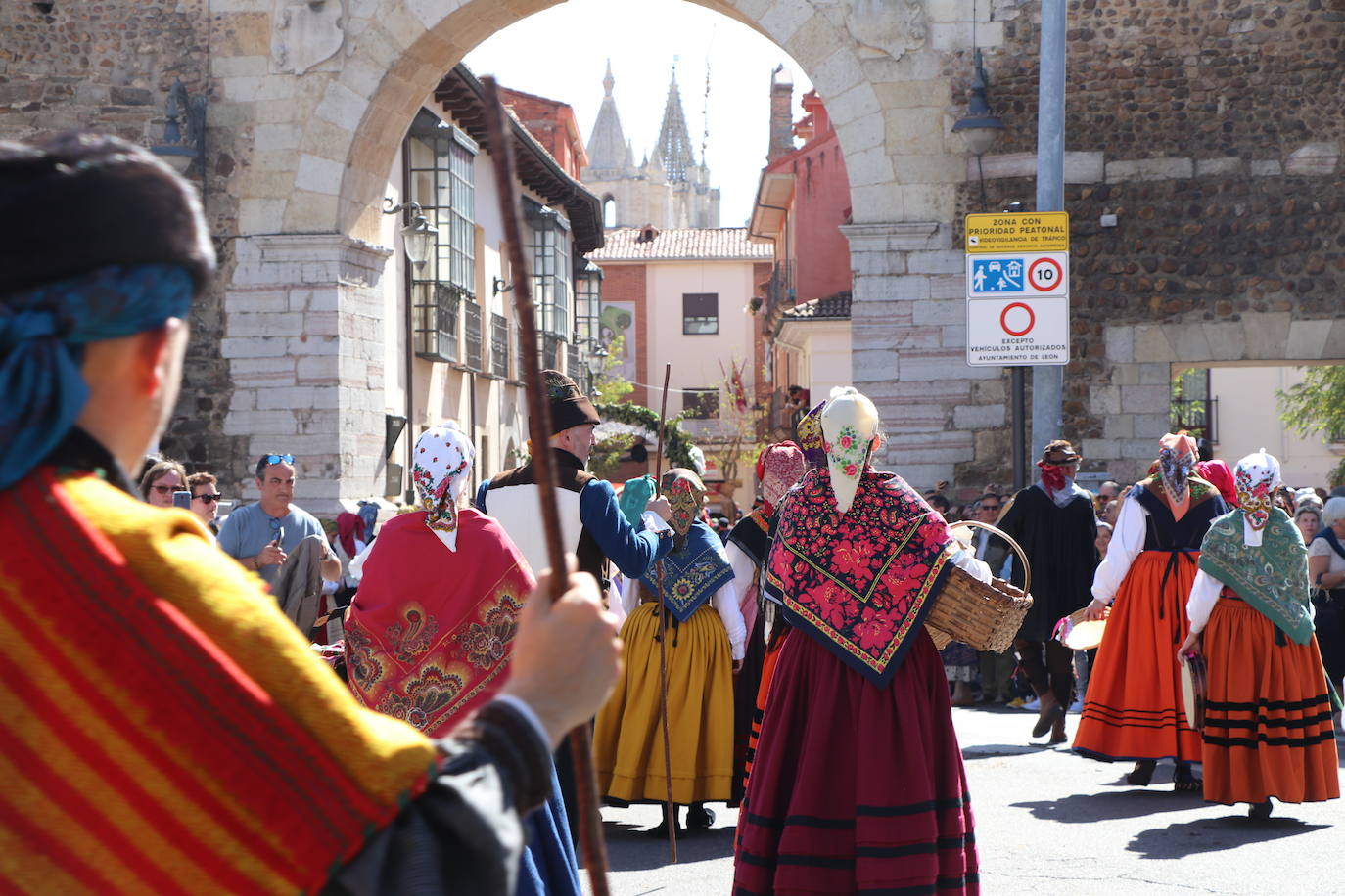 Los carros engalanados toman las calles de León.